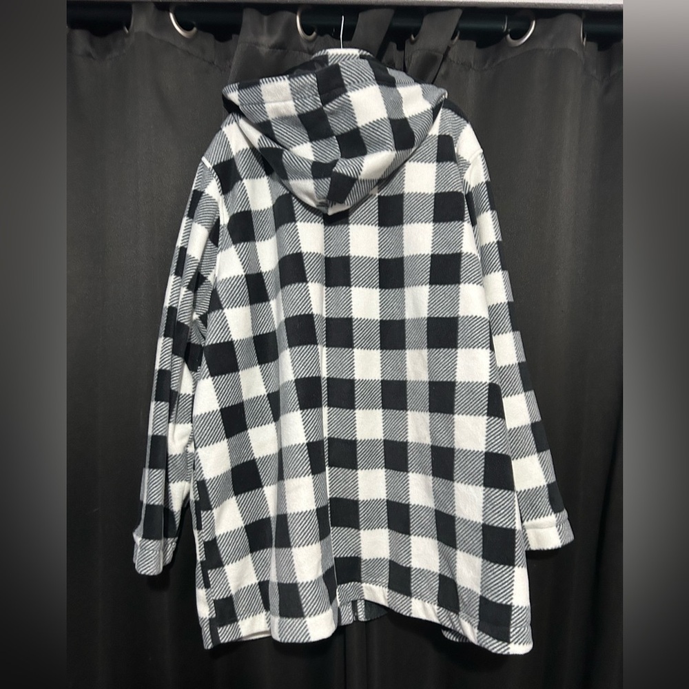 Lightly worn Women’s Within Checkered Coat. Keeps you nice and warm.